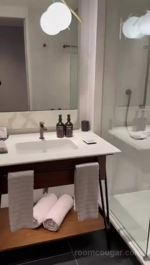 Modest Double bathroom picture #11
