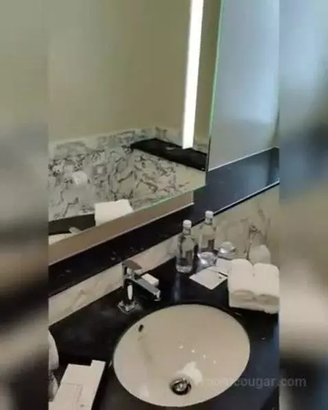 Superior Room, Guest Room, 1 King bathroom picture #7