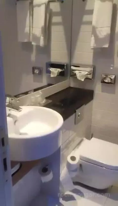 Standard Room bathroom picture #1