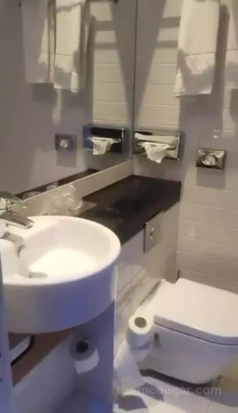 Standard Room bathroom picture #3