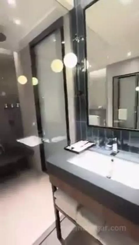 Deluxe King Room bathroom picture #7