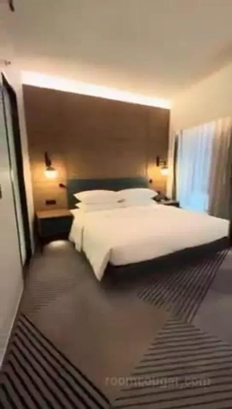 Deluxe King Room bed picture #6