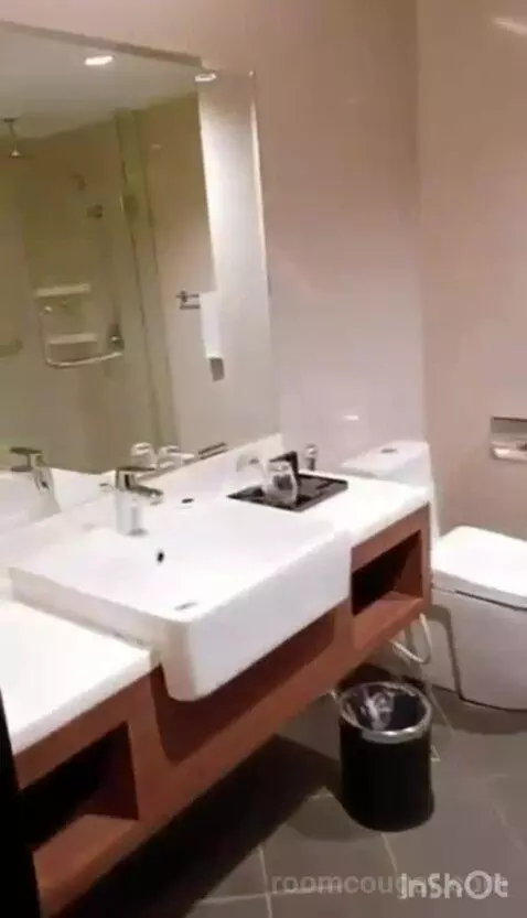 One-Bedroom Deluxe Apartment bathroom picture #1