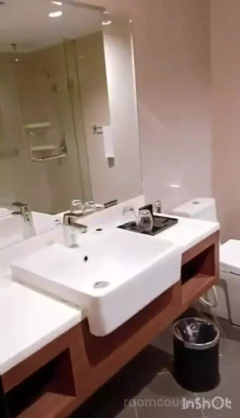 One-Bedroom Deluxe Apartment bathroom picture #3