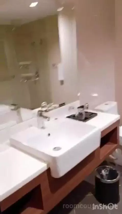 One-Bedroom Deluxe Apartment bathroom picture #4