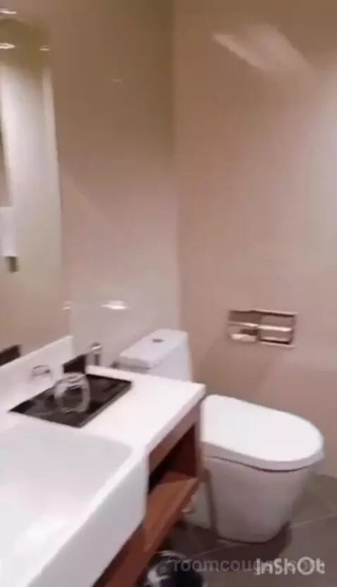 One-Bedroom Deluxe Apartment bathroom picture #5