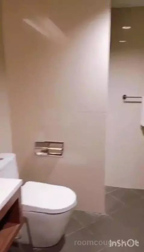 One-Bedroom Deluxe Apartment bathroom picture #8