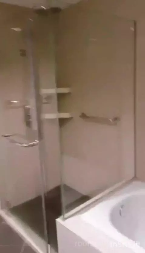 One-Bedroom Deluxe Apartment bathroom picture #9