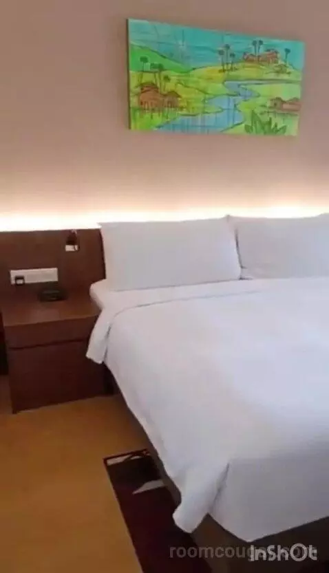 One-Bedroom Deluxe Apartment bed picture #8