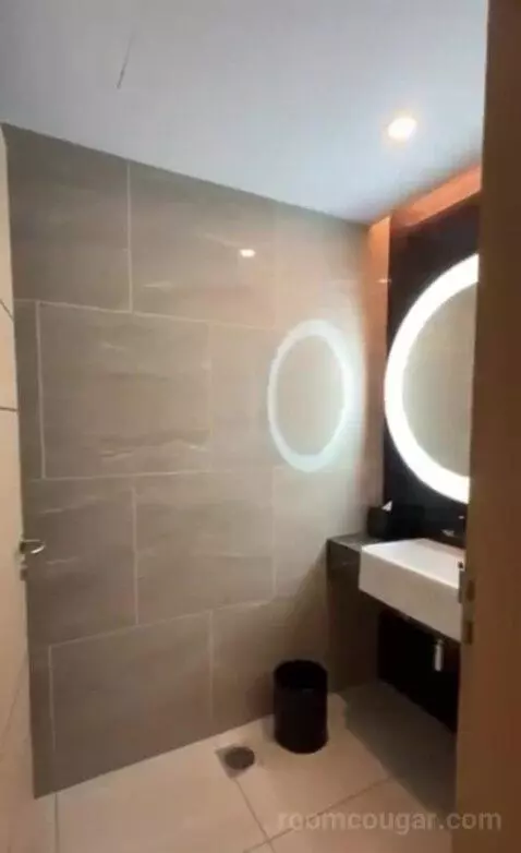 One-Bedroom Suite bathroom picture #1