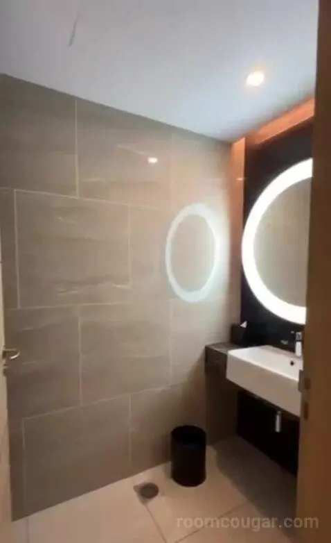 One-Bedroom Suite bathroom picture #2
