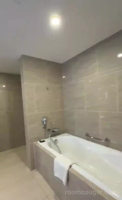 One-Bedroom Suite bathroom picture #5