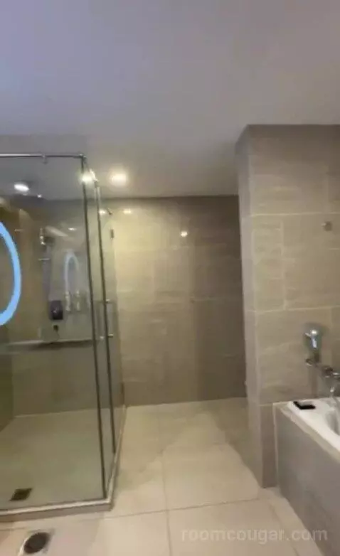 One-Bedroom Suite bathroom picture #8