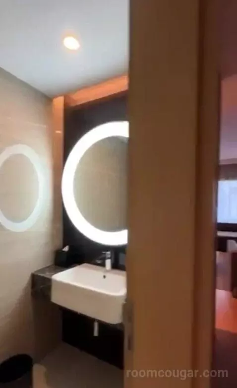 One-Bedroom Suite bathroom picture #4