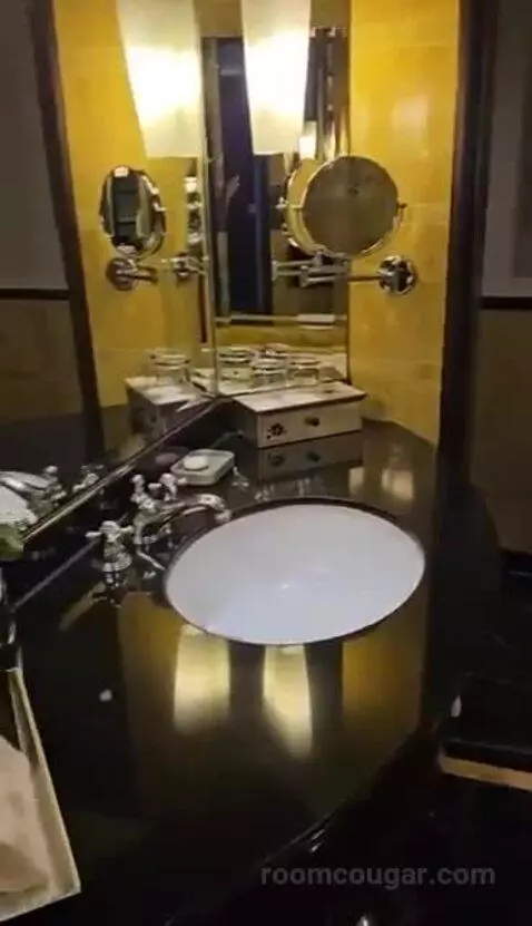 Deluxe Twin Room with City View bathroom picture #7