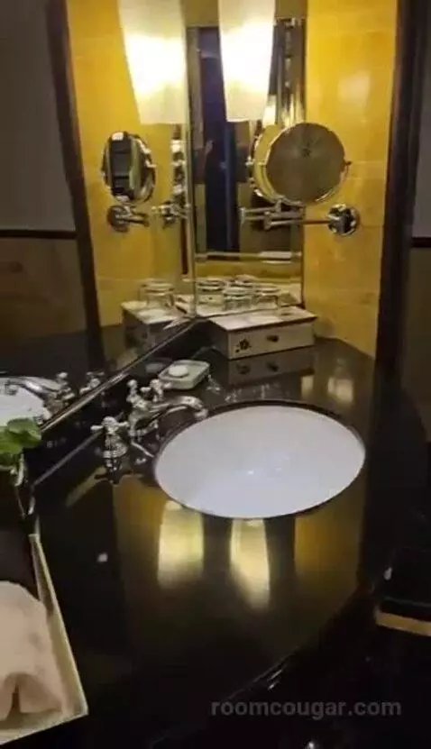 Deluxe Twin Room with City View bathroom picture #8