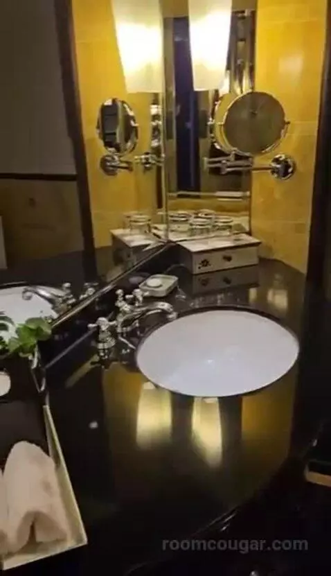 Deluxe Twin Room with City View bathroom picture #9