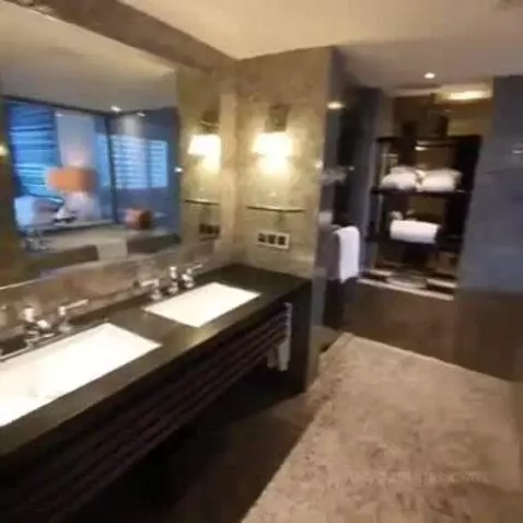 Deluxe King Room with Park View bathroom picture #2