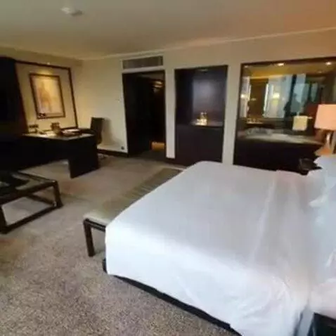 Deluxe King Room with Park View bed picture #9