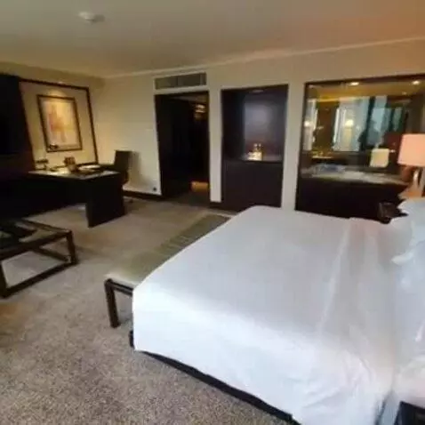 Deluxe King Room with Park View bed picture #12