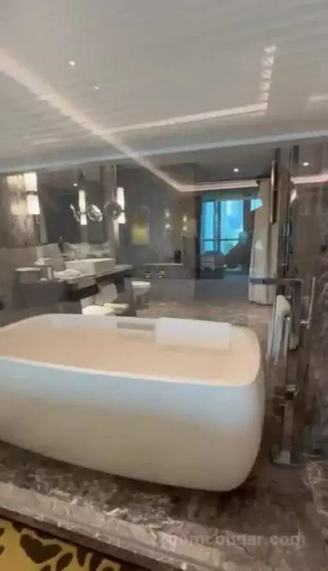 Deluxe Room with 1 King Bed bathroom picture #2