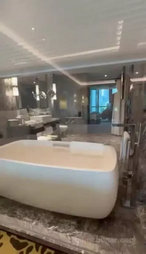 Deluxe Room with 1 King Bed bathroom picture #3