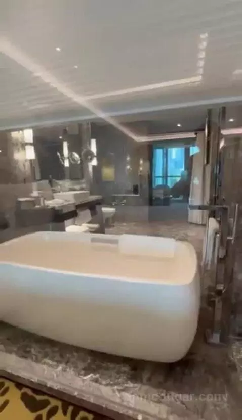 Deluxe Room with 1 King Bed bathroom picture #4