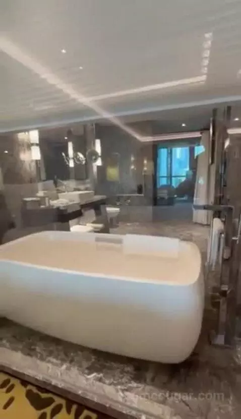 Deluxe Room with 1 King Bed bathroom picture #5