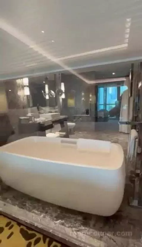 Deluxe Room with 1 King Bed bathroom picture #6