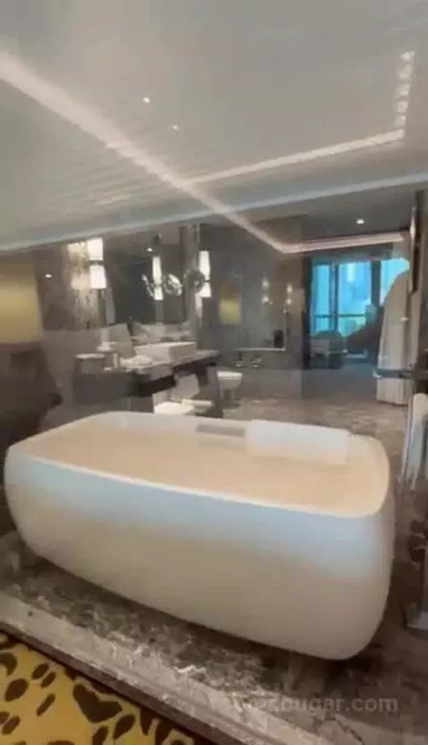 Deluxe Room with 1 King Bed bathroom picture #7
