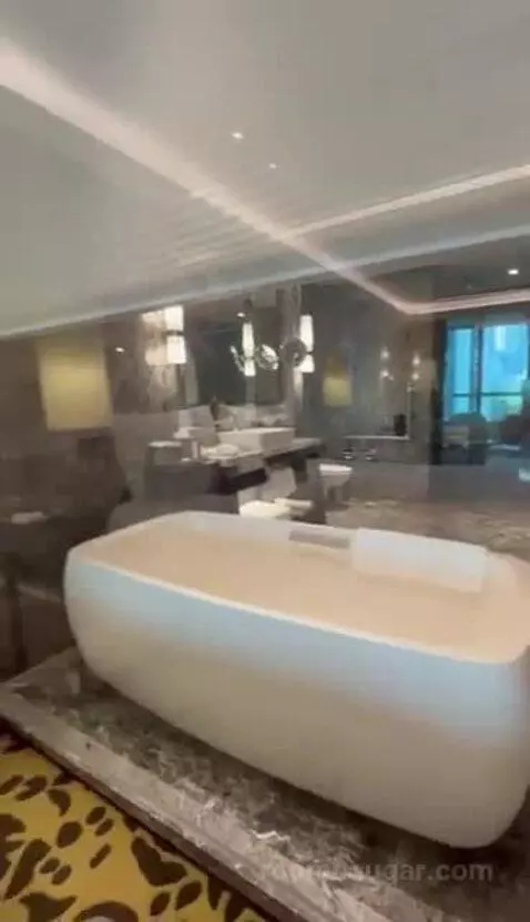 Deluxe Room with 1 King Bed bathroom picture #9
