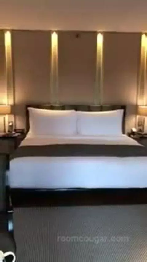 Superior King Room bed picture #6