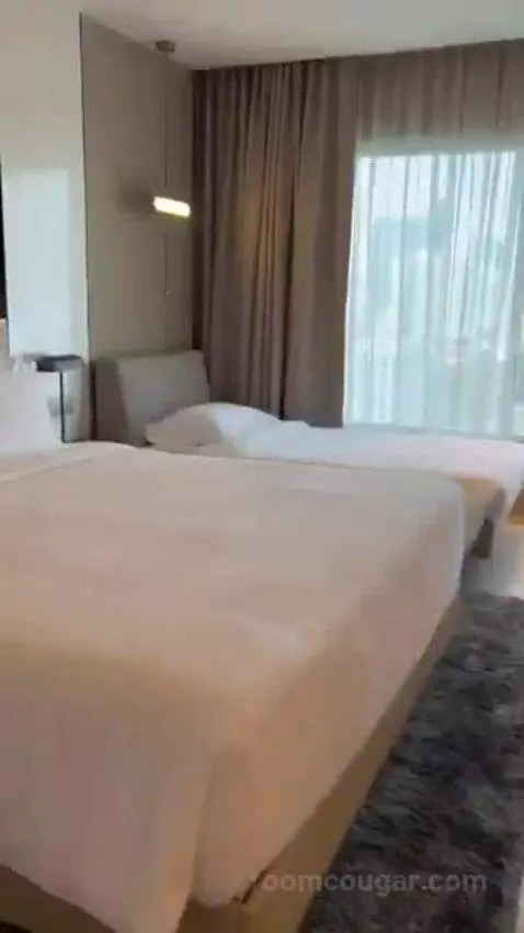 Grand Deluxe King Room bed picture #5