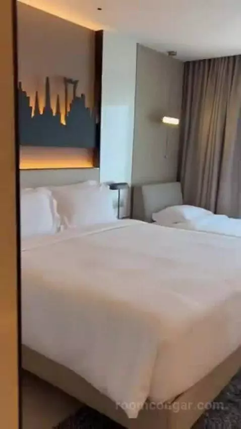 Grand Deluxe King Room bed picture #8