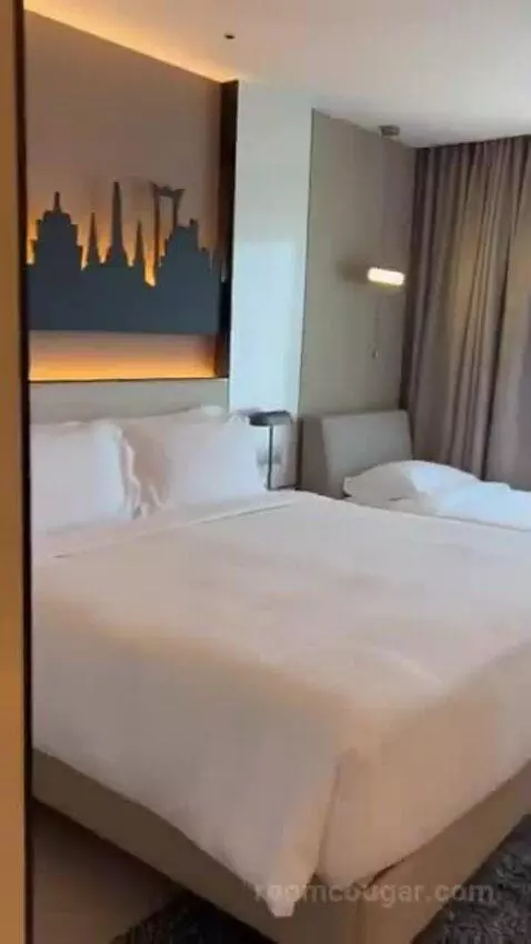 Grand Deluxe King Room bed picture #9