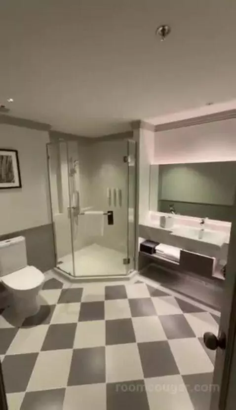 Renovated Grand Double Room with Two Double Beds bathroom picture #2