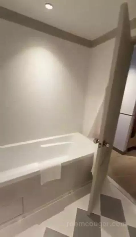 Renovated Grand Double Room with Two Double Beds bathroom picture #3