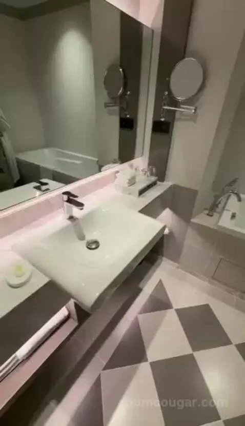 Renovated Grand Double Room with Two Double Beds bathroom picture #4