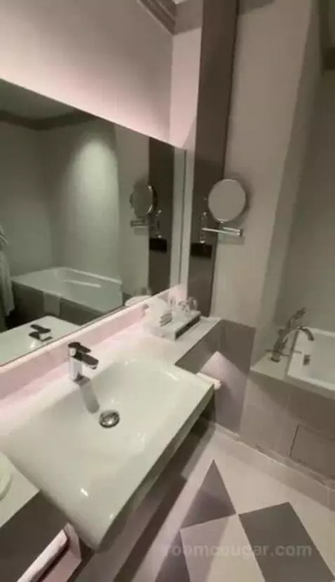 Renovated Grand Double Room with Two Double Beds bathroom picture #5
