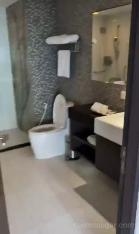 One Bedroom Grand Deluxe bathroom picture #1
