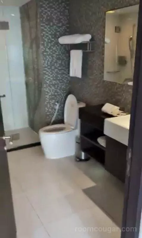 One Bedroom Grand Deluxe bathroom picture #2