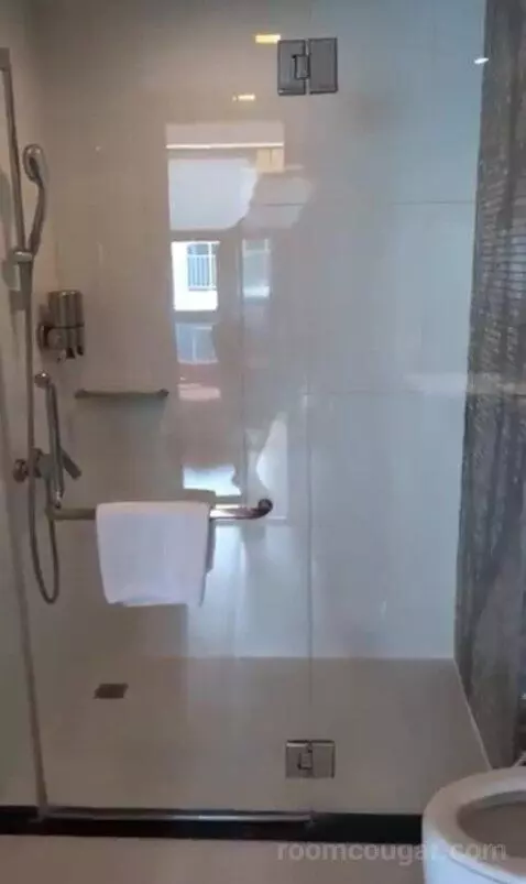One Bedroom Grand Deluxe bathroom picture #9