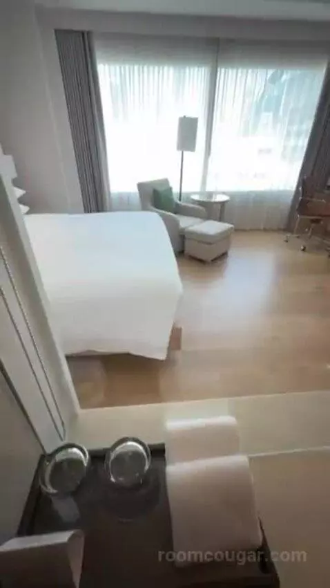 Deluxe Double Room with City View bed picture #2