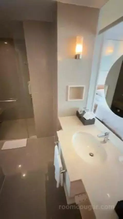 Deluxe Double Room with City View bathroom picture #3