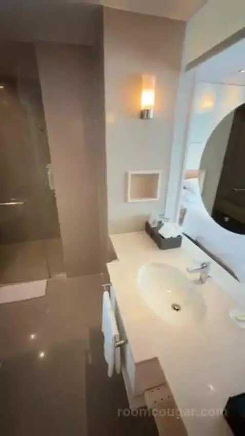 Deluxe Double Room with City View bathroom picture #4
