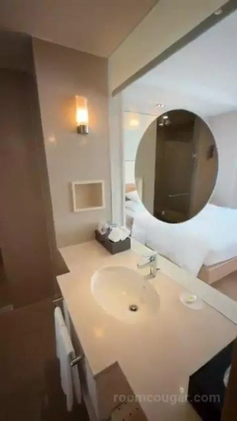 Deluxe Double Room with City View bathroom picture #5
