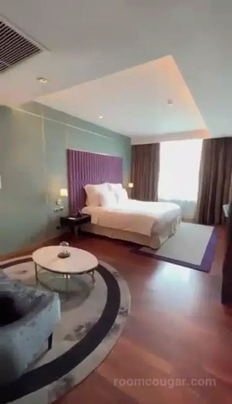 Deluxe King bed picture #4