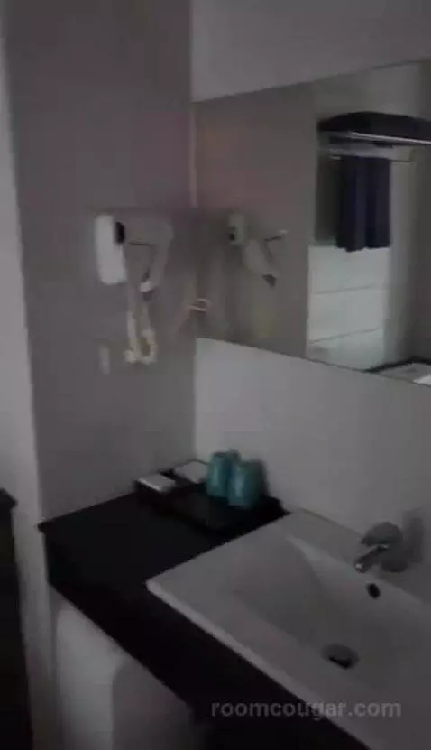 Twin Room bathroom picture #5