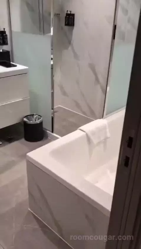 One-Bedroom Suite bathroom picture #1