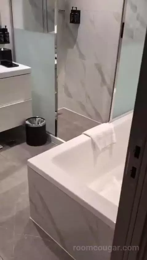 One-Bedroom Suite bathroom picture #2